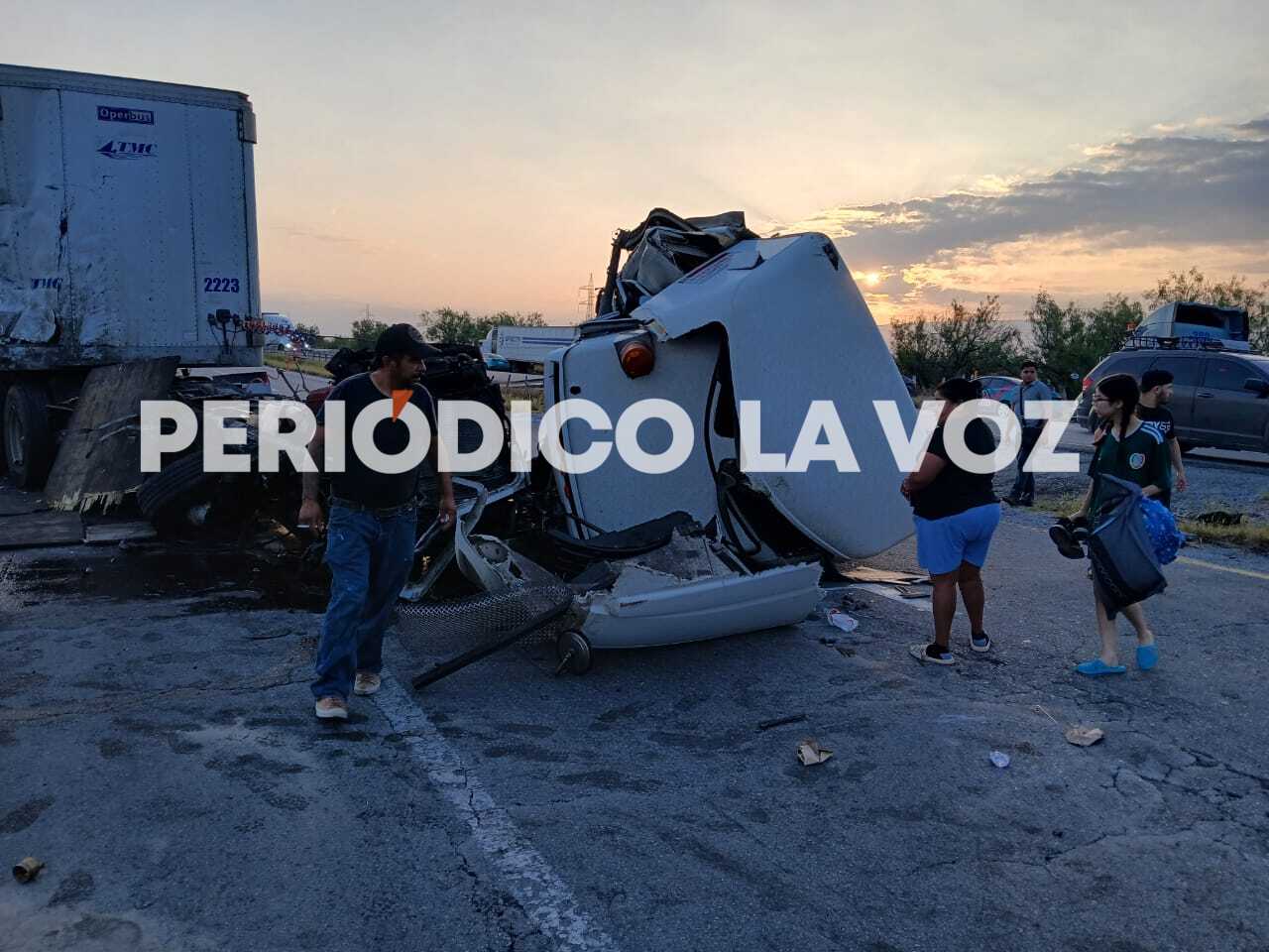 Trailero sobrevive de milagro tras chocar contra otra unidad en la 57
