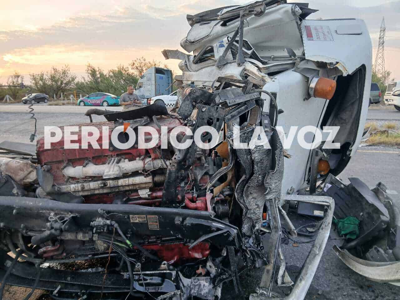 Trailero sobrevive de milagro tras chocar contra otra unidad en la 57