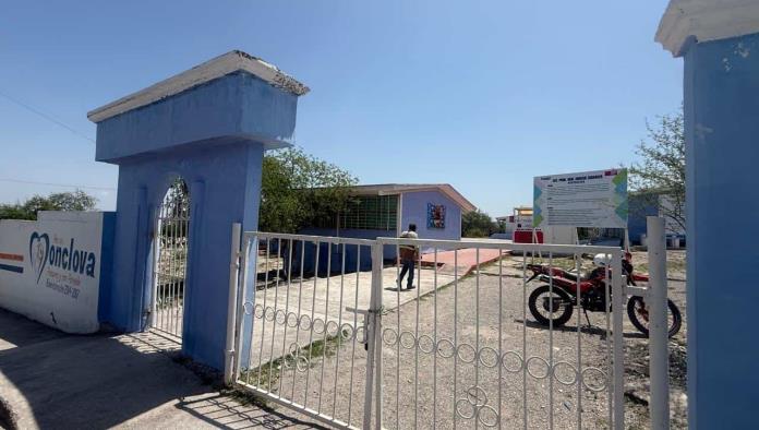 Piden destitución de maestra faltista