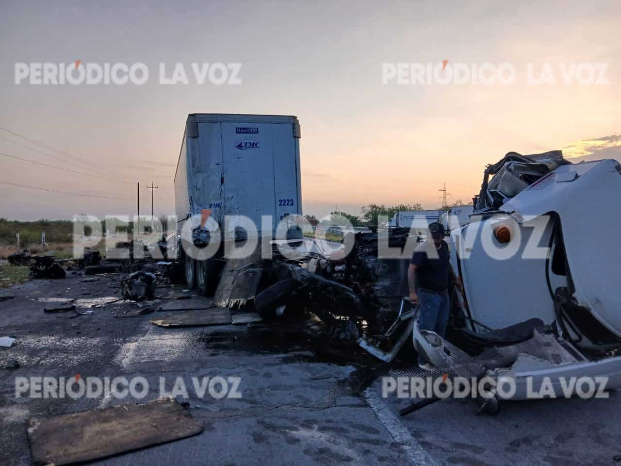 La cabina del tráiler quedó completamente destrozada tras el brutal impacto contra otra unidad de carga.
