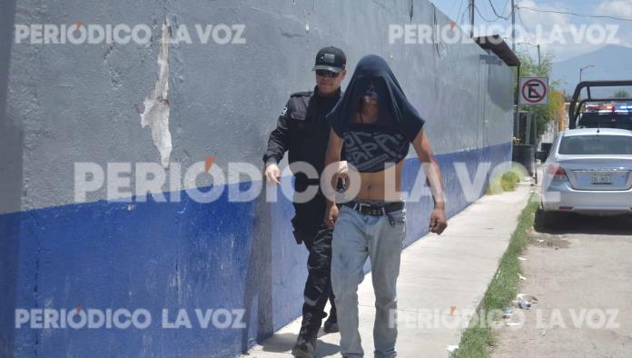 Se drogaba en plena calle