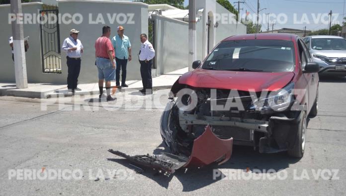 Le arranca defensa a auto en choque 