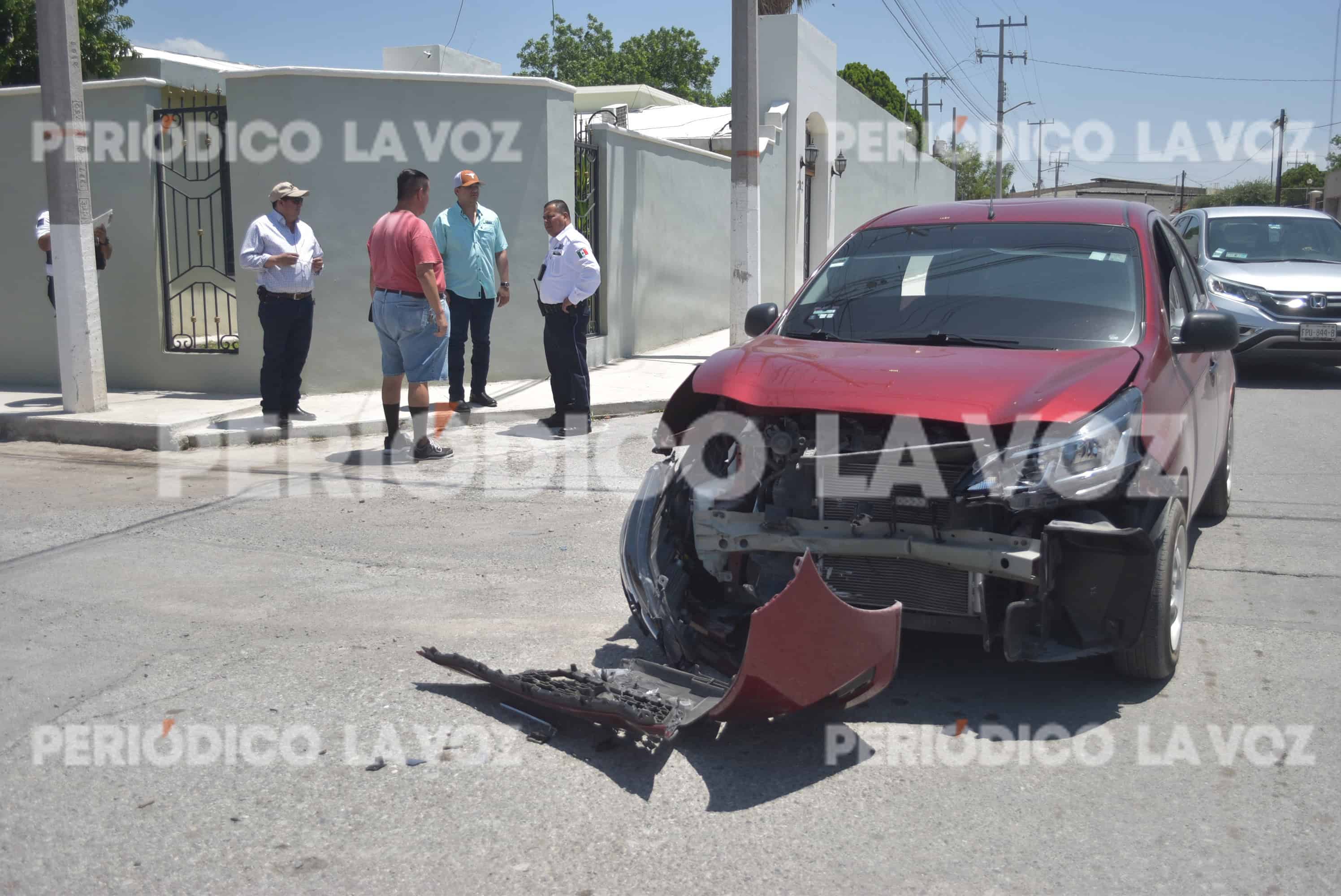 Le arranca defensa a auto en choque 
