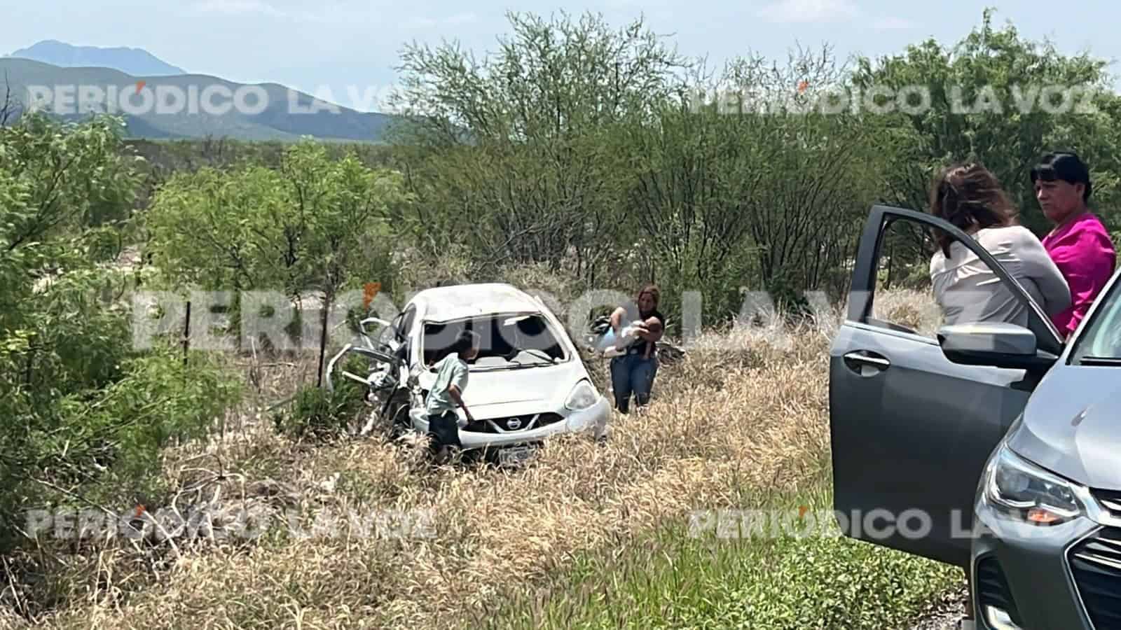 El Nissan March quedó fuera del camino tras dar varias volcar a orillas de la carretera 57.