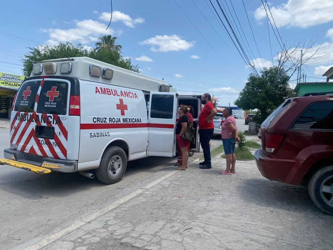 Paramédicos de la Cruz Roja atienden a motociclista lesionado.
