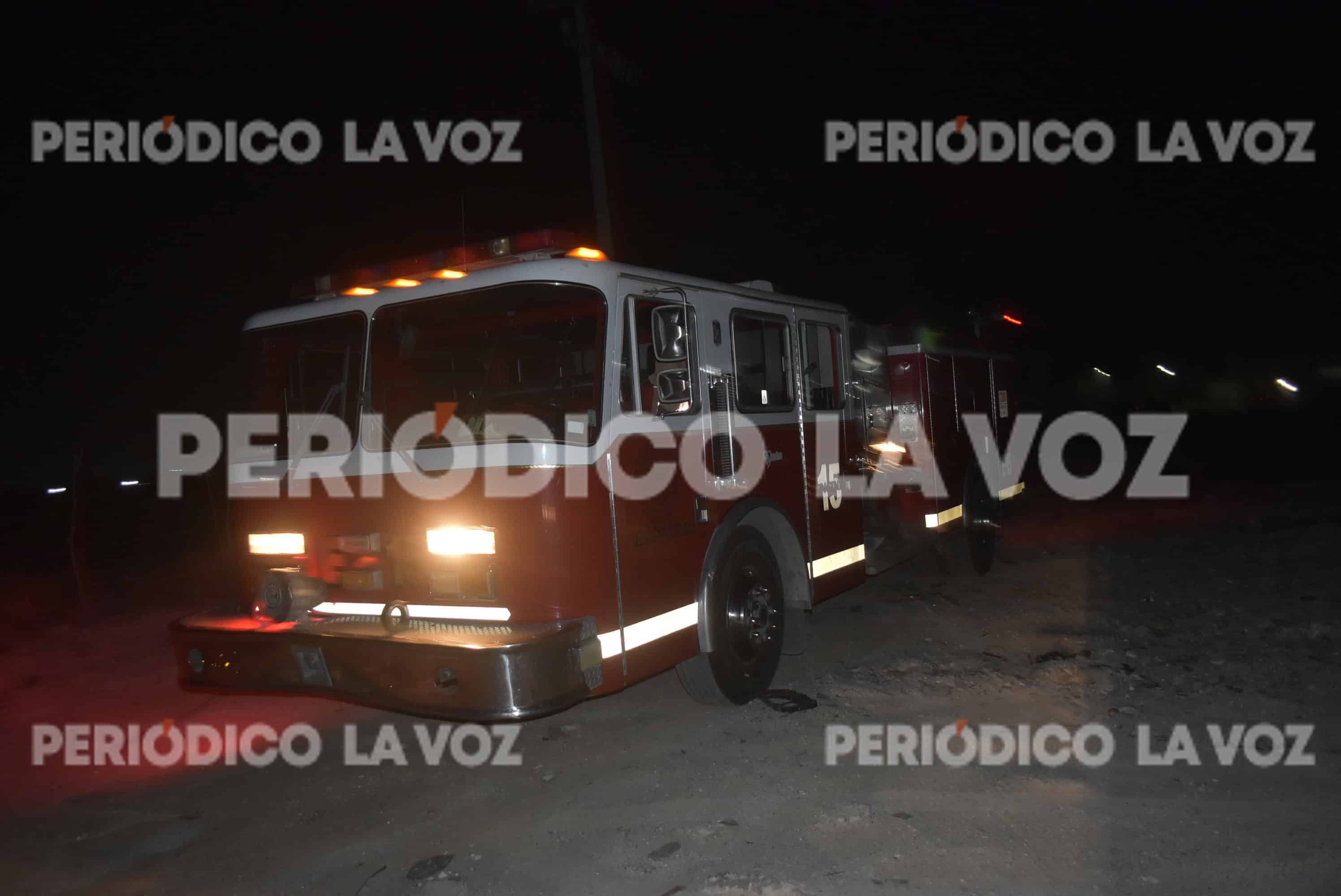 Los cuerpos de Bomberos extinguieron el fuego de un lote baldío en la colonia Los Reyes.