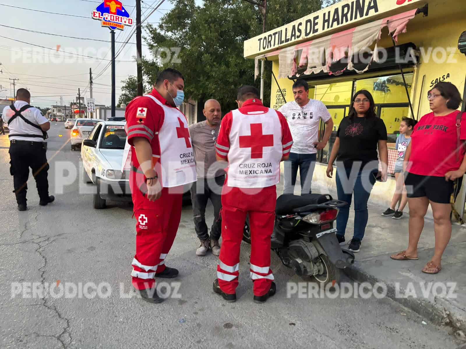 Paramédicos de la Cruz Roja atendieron a Hernán, conductor de la motocicleta.