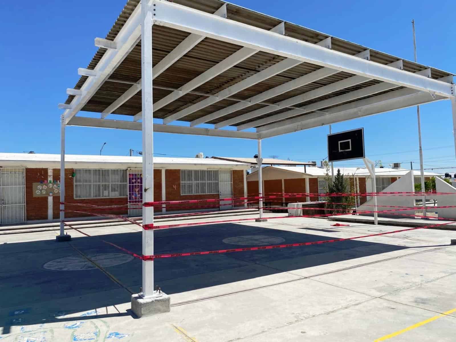 Cierran escuela colocan cadena 