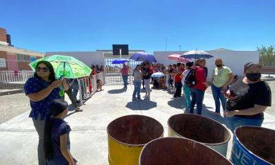 Cierran escuela colocan cadena 