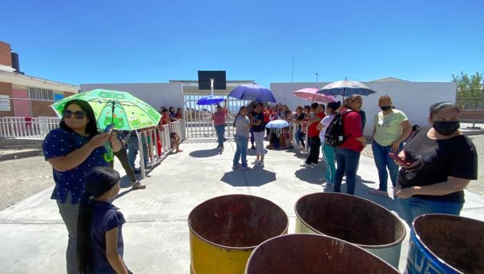 Cierran escuela colocan cadena 