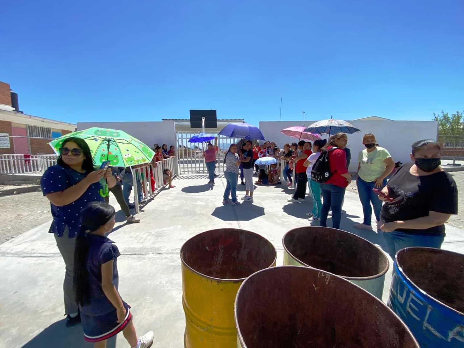 Cierran escuela colocan cadena Cierran escuela colocan cadena