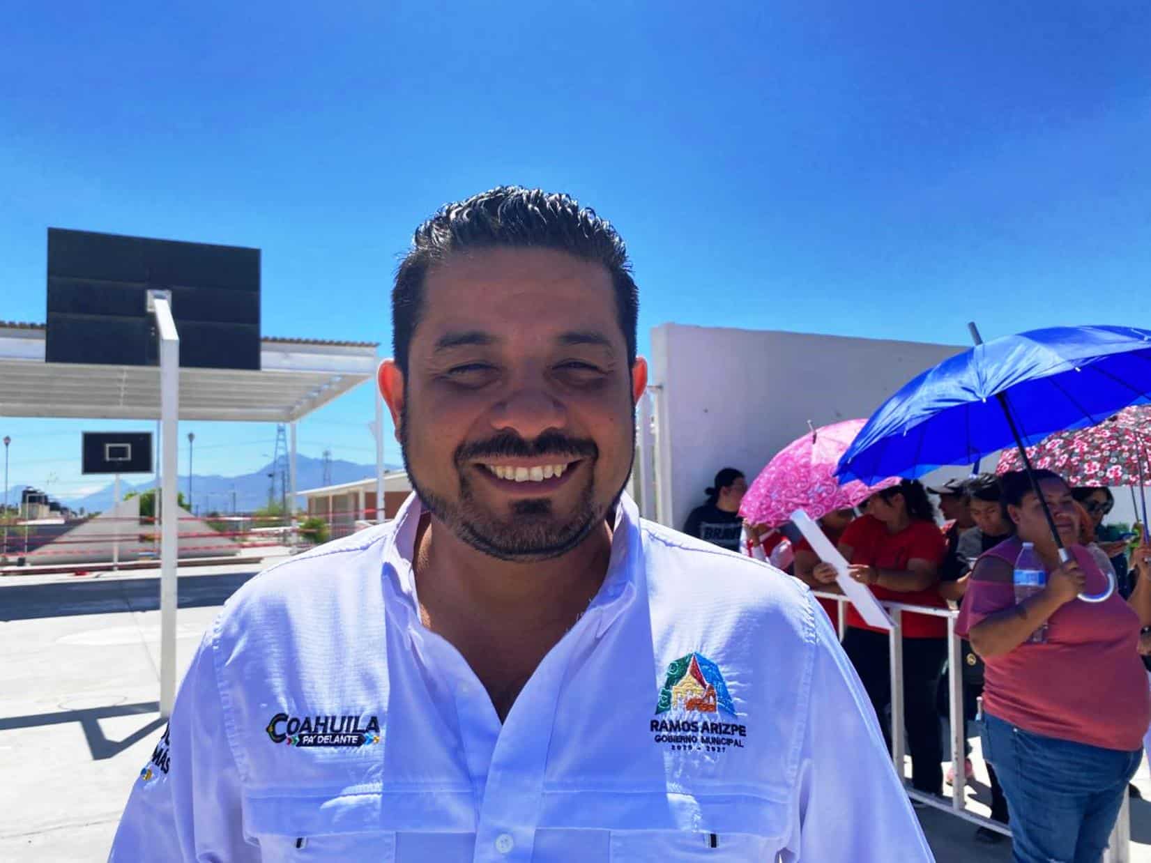 Cierran escuela colocan cadena 
