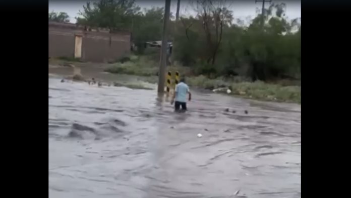 Lluvias torrenciales convierten calles en ríos en Nueva Rosita