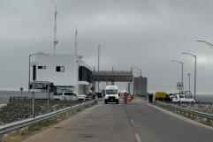 Cierran cruce en la Presa de la Amistad por trabajos; refuerzan seguridad en ambos lados