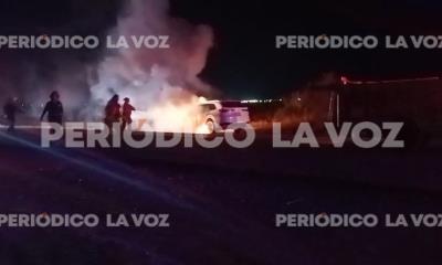 Se quema camioneta tras esquivar semoviente 