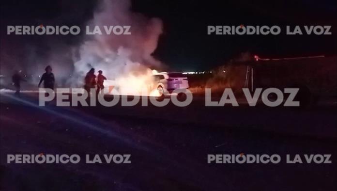 Se quema camioneta tras esquivar semoviente 