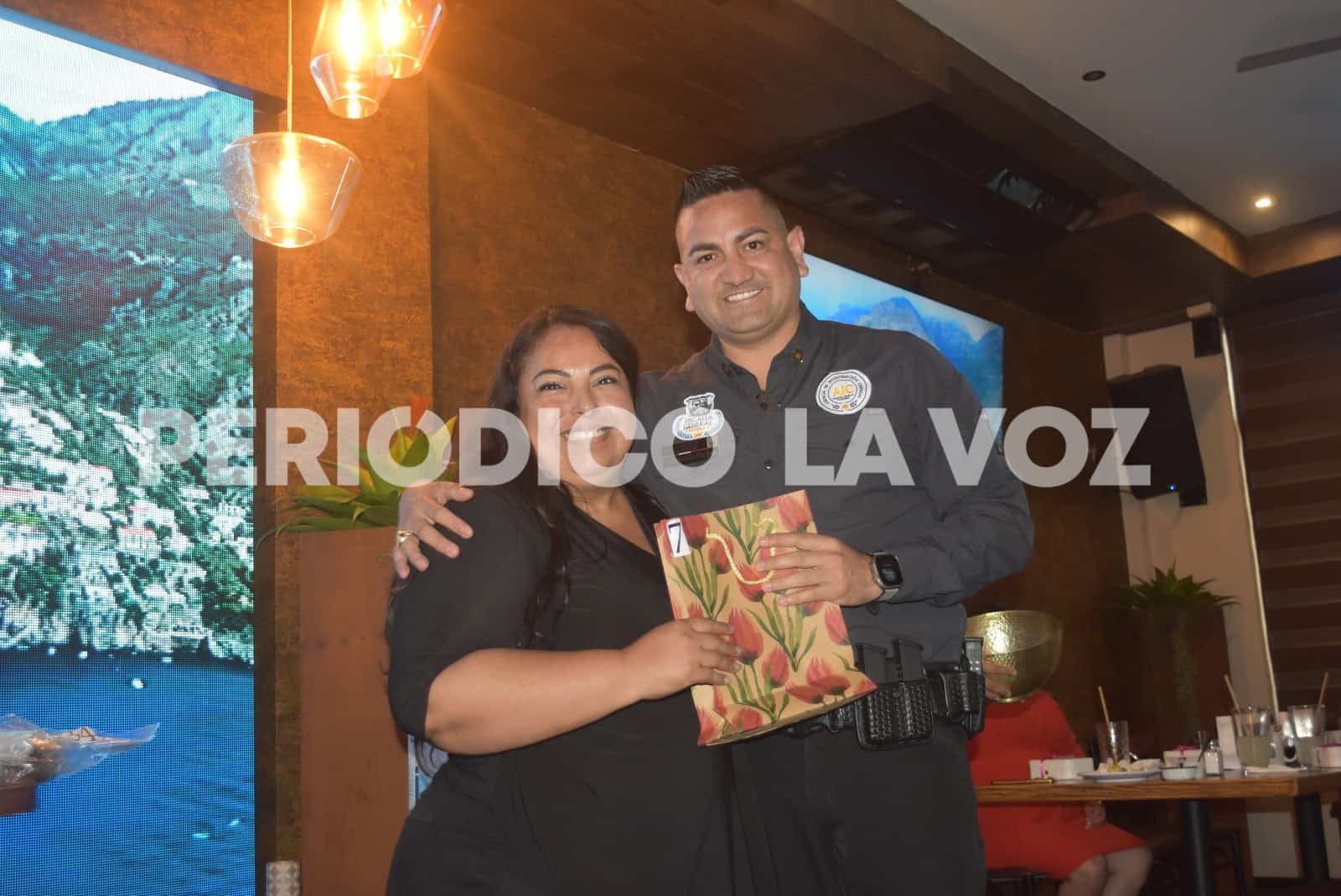 Festeja FGE a madres trabajadoras con desayuno, mariachi y regalos