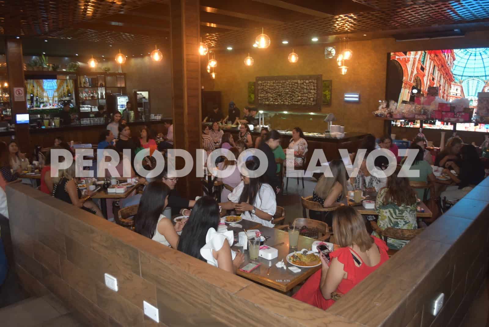 Festeja FGE a madres trabajadoras con desayuno, mariachi y regalos