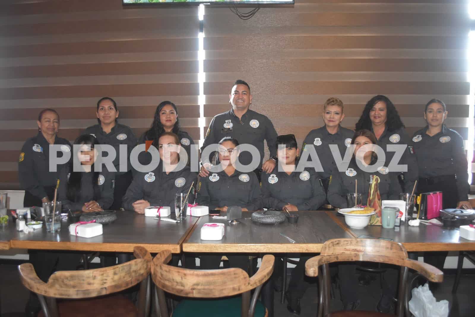 Festeja FGE a madres trabajadoras con desayuno, mariachi y regalos