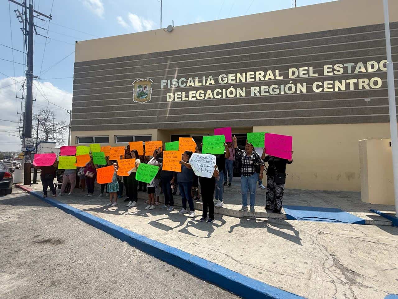 Familiares de joven arrollado exigen justicia frente a Fiscalía en Monclova