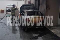 Fuego en vivienda alcanza automóvil