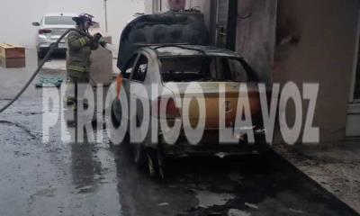 Fuego en vivienda alcanza automóvil