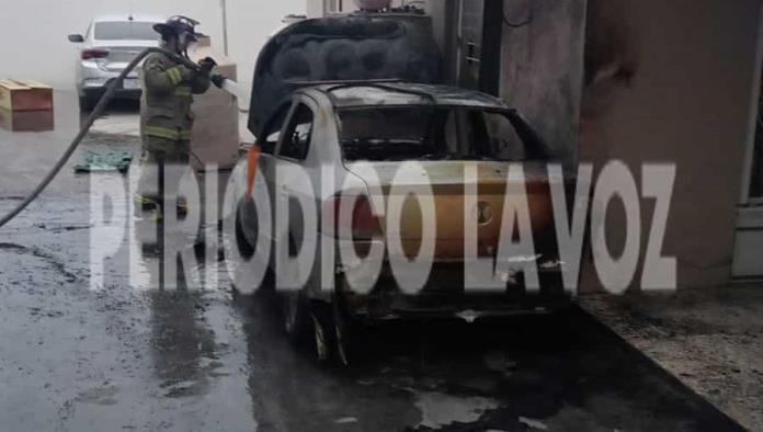 Fuego en vivienda alcanza automóvil