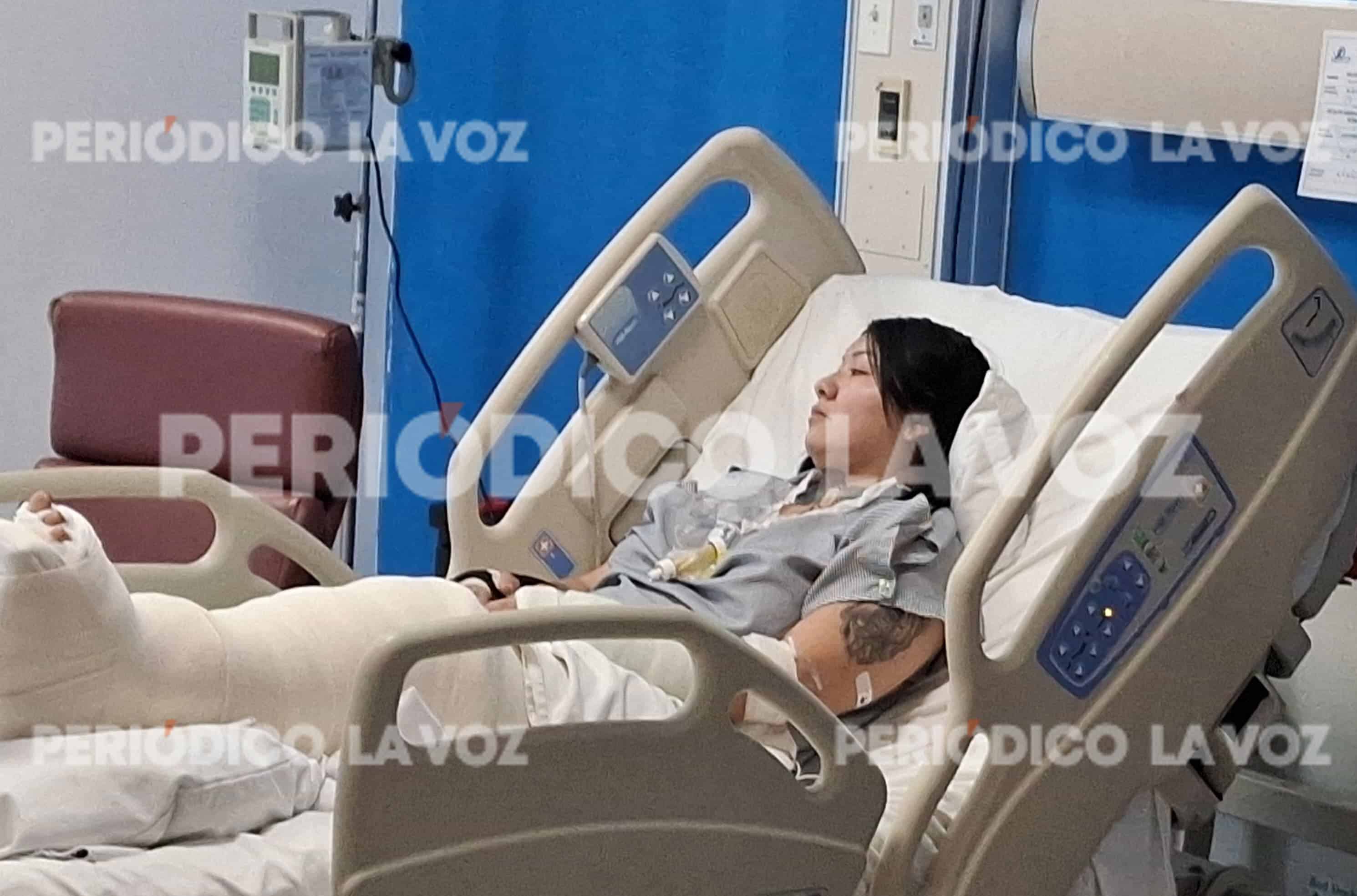 Entre vendas, cicatrices y el dolor de múltiples cirugías se encuentra Jocelyn en una camilla del hospital privado. 
