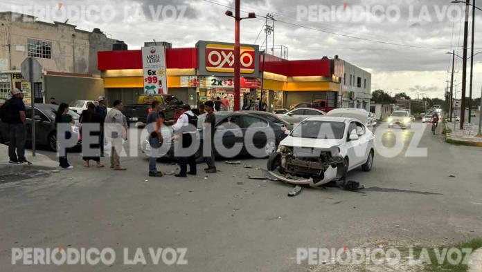 Se ensarta en automóvil