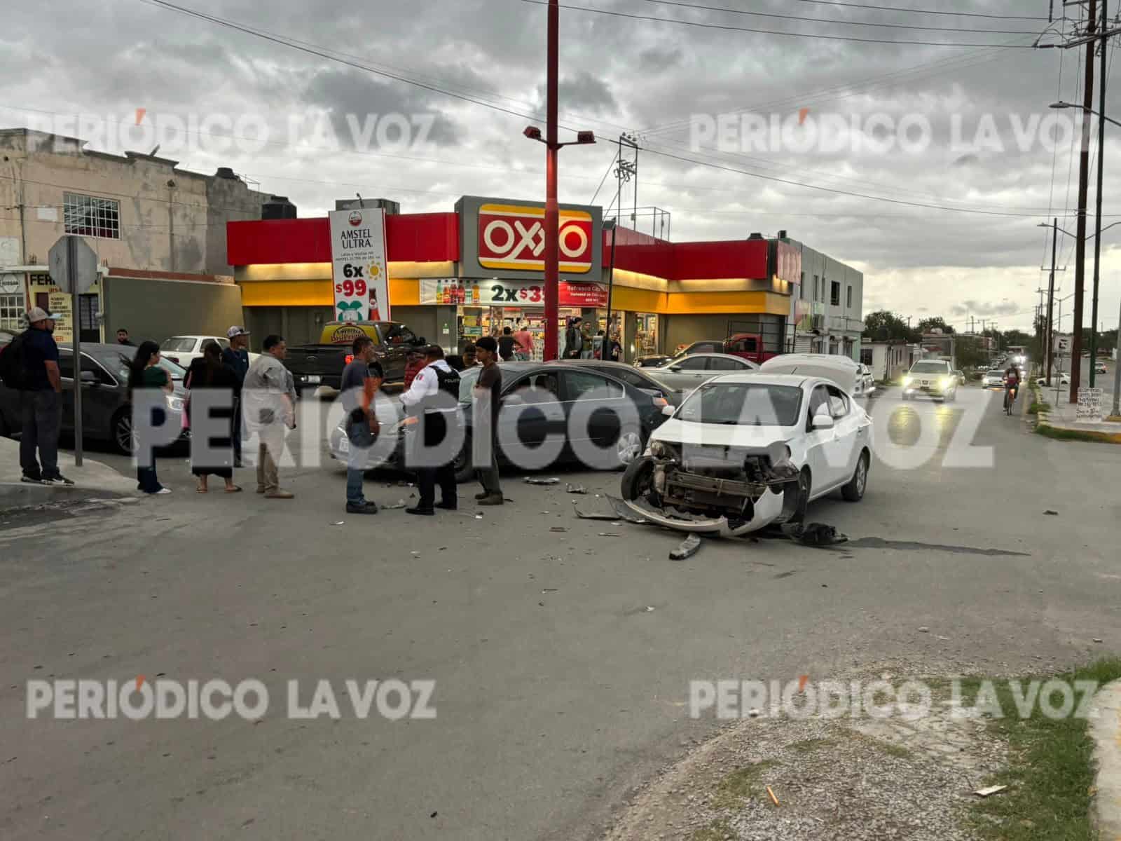 Los autos presentaban daños de consideración en la carrocería tras el accidente.