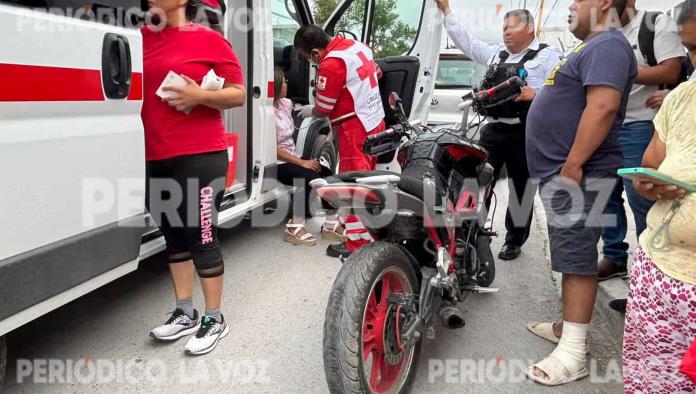 Se lleva de corbata a jovencito en moto 