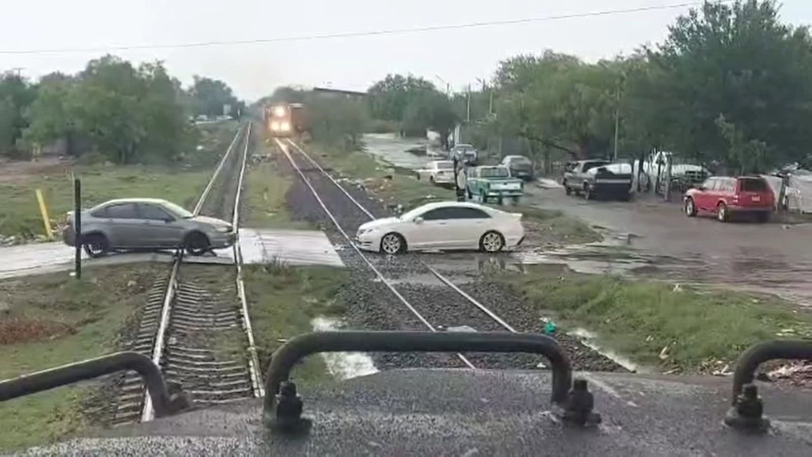 Tren embiste auto atascado por bache en la colonia Altamira