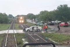 Tren embiste auto atascado por bache en la colonia Altamira