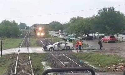Tren embiste auto atascado por bache en la colonia Altamira