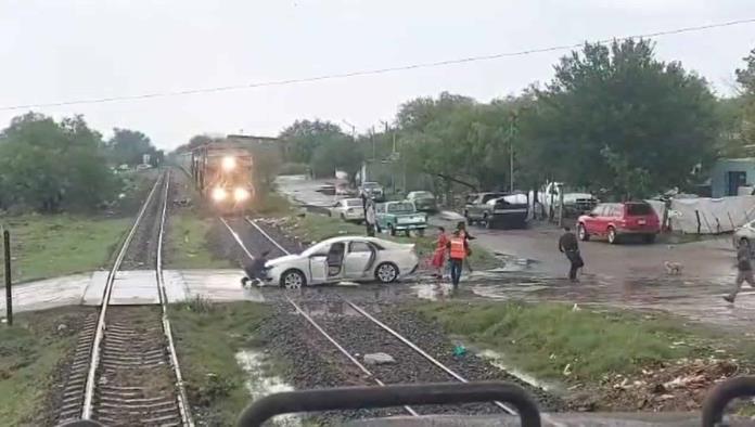 Tren embiste auto atascado por bache en la colonia Altamira