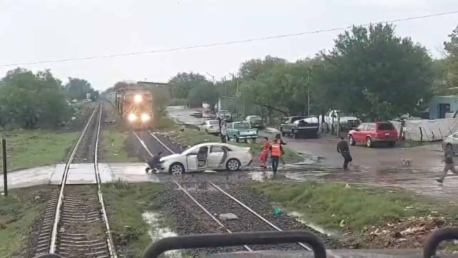 Tren embiste auto atascado por bache en la colonia Altamira