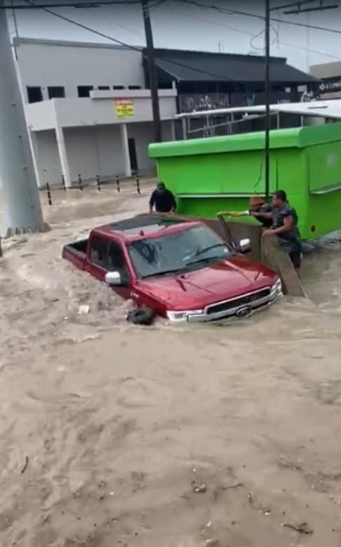 A falta de autoridades, ciudadanos rescatan a conductores arrastrados por corrientes