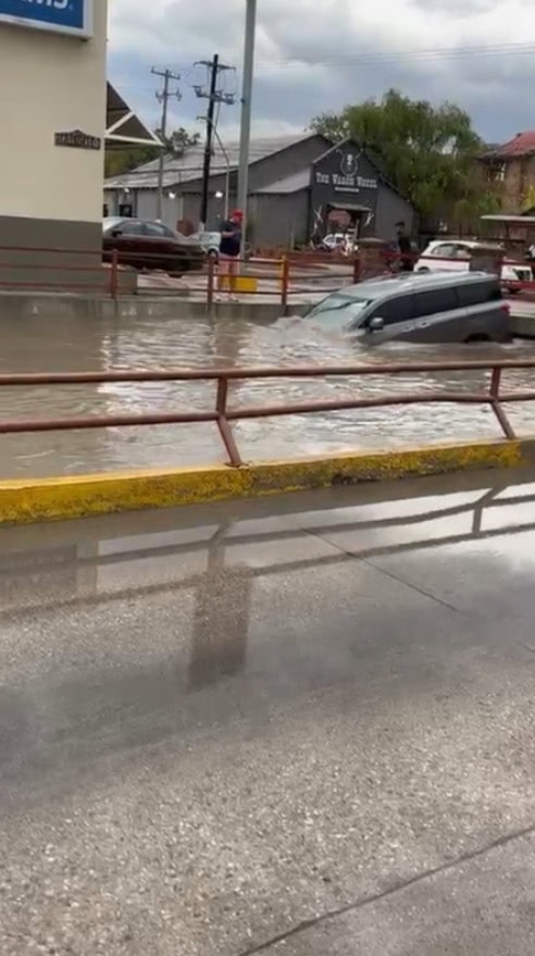 A falta de autoridades, ciudadanos rescatan a conductores arrastrados por corrientes