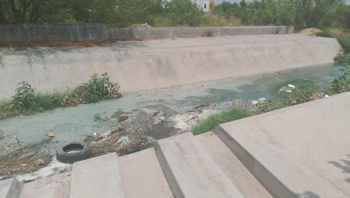 Brotan aguas negras en Valle del Nogalar
