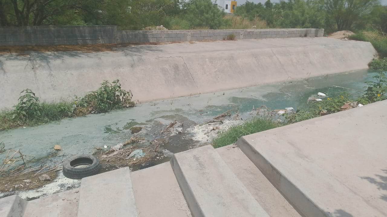 Brotan aguas negras en Valle del Nogalar