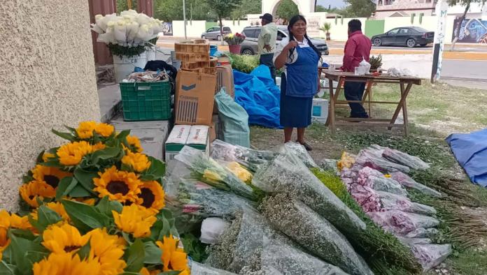 Llegan floristas por el día de las madres