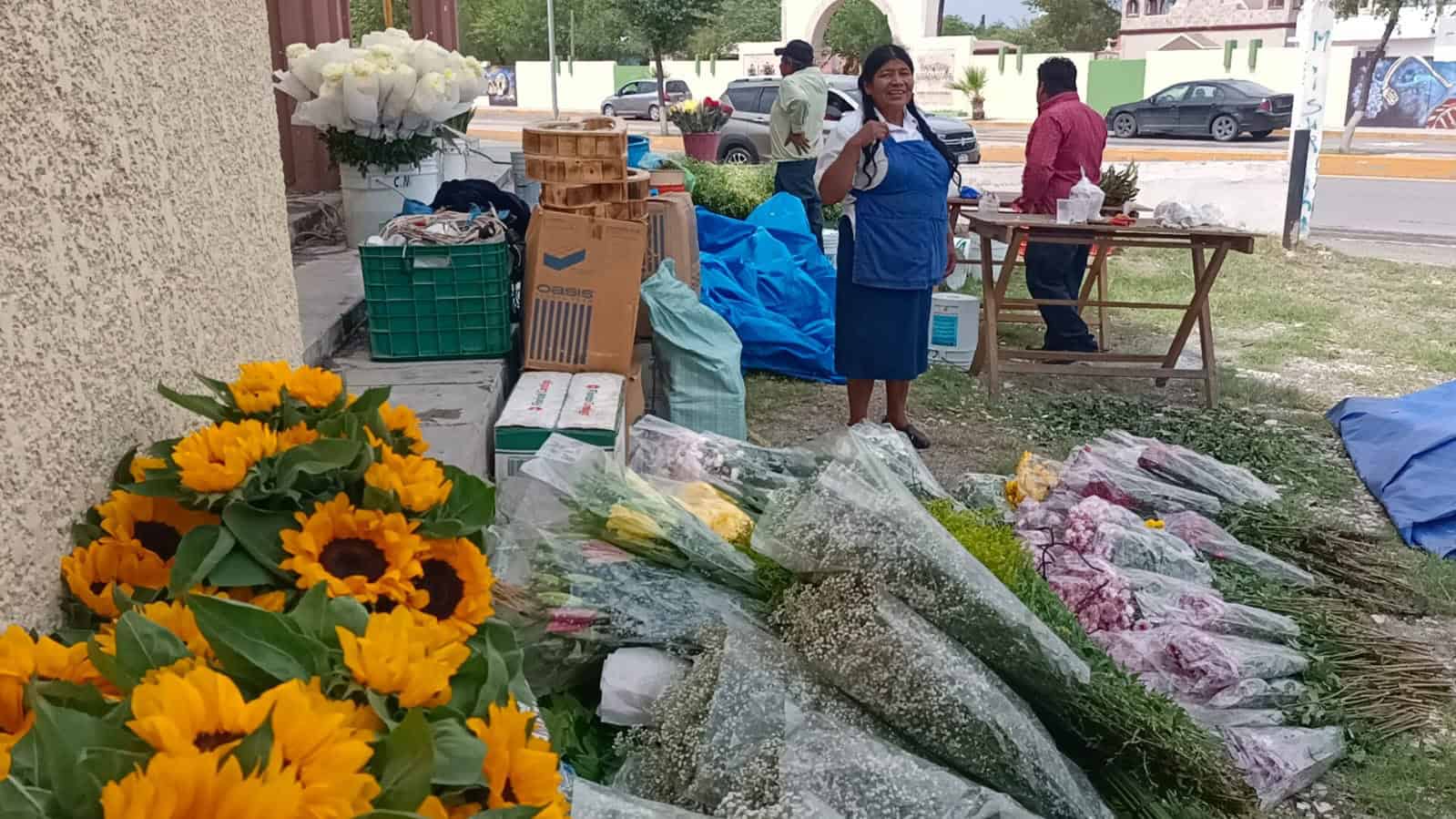 Llegan floristas foráneos para aprovechar las ventas del Día de las Madres.
