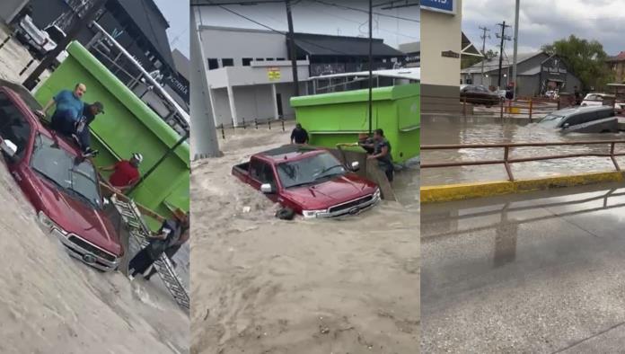 A falta de autoridades, ciudadanos rescatan a conductores arrastrados por corrientes
