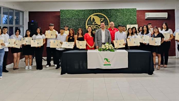 Reciben sus títulos los egresados del Cecytec