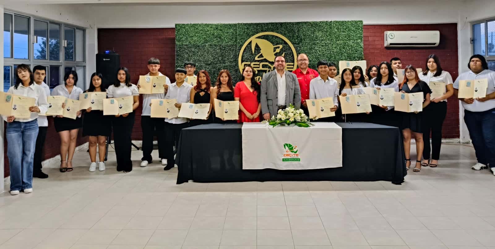 Reciben sus títulos los egresados del Cecytec
