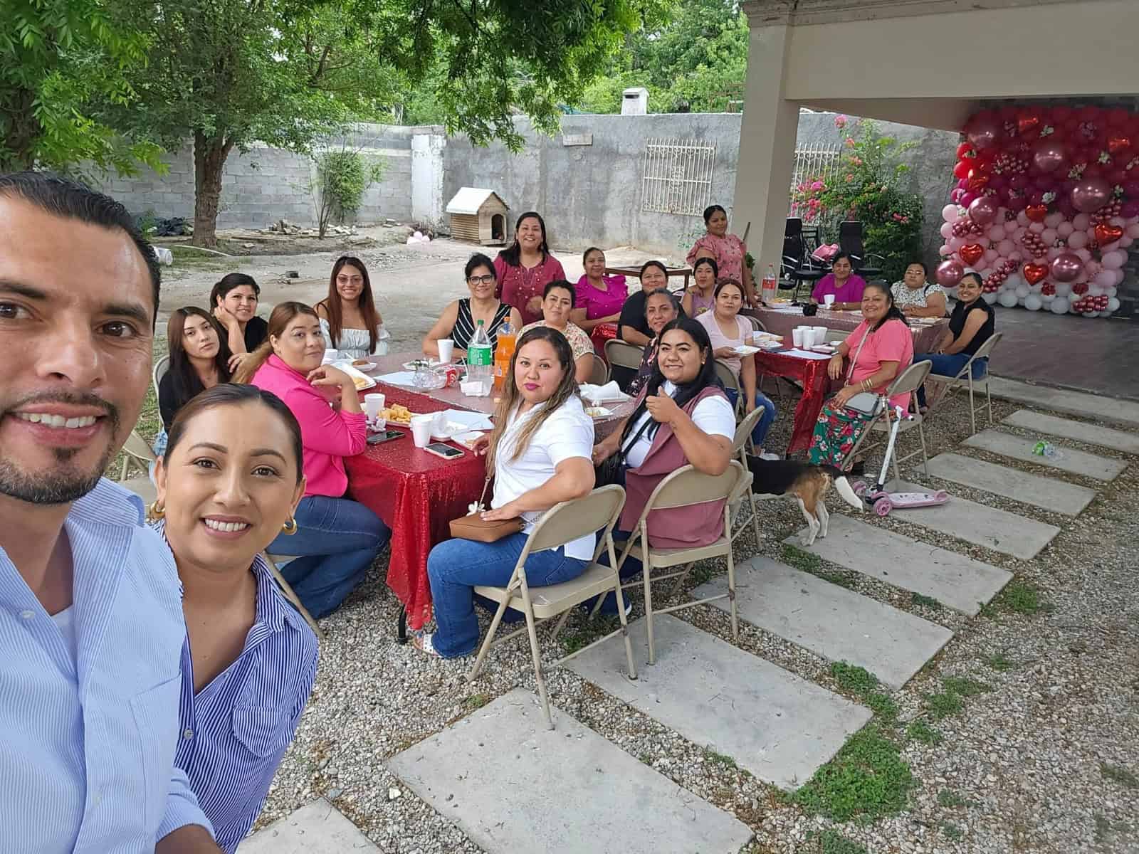 Concluyen curso de decoración con globos en Allende
