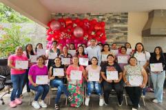 Concluyen curso de decoración con globos en Allende
