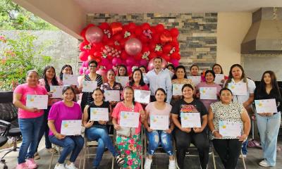 Concluyen curso de decoración con globos en Allende