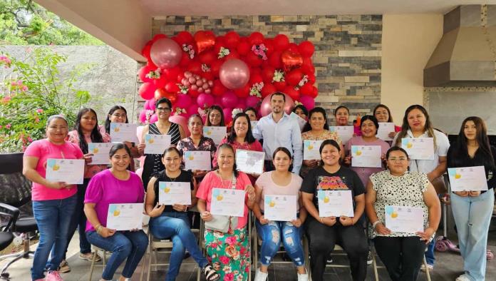Concluyen curso de decoración con globos en Allende
