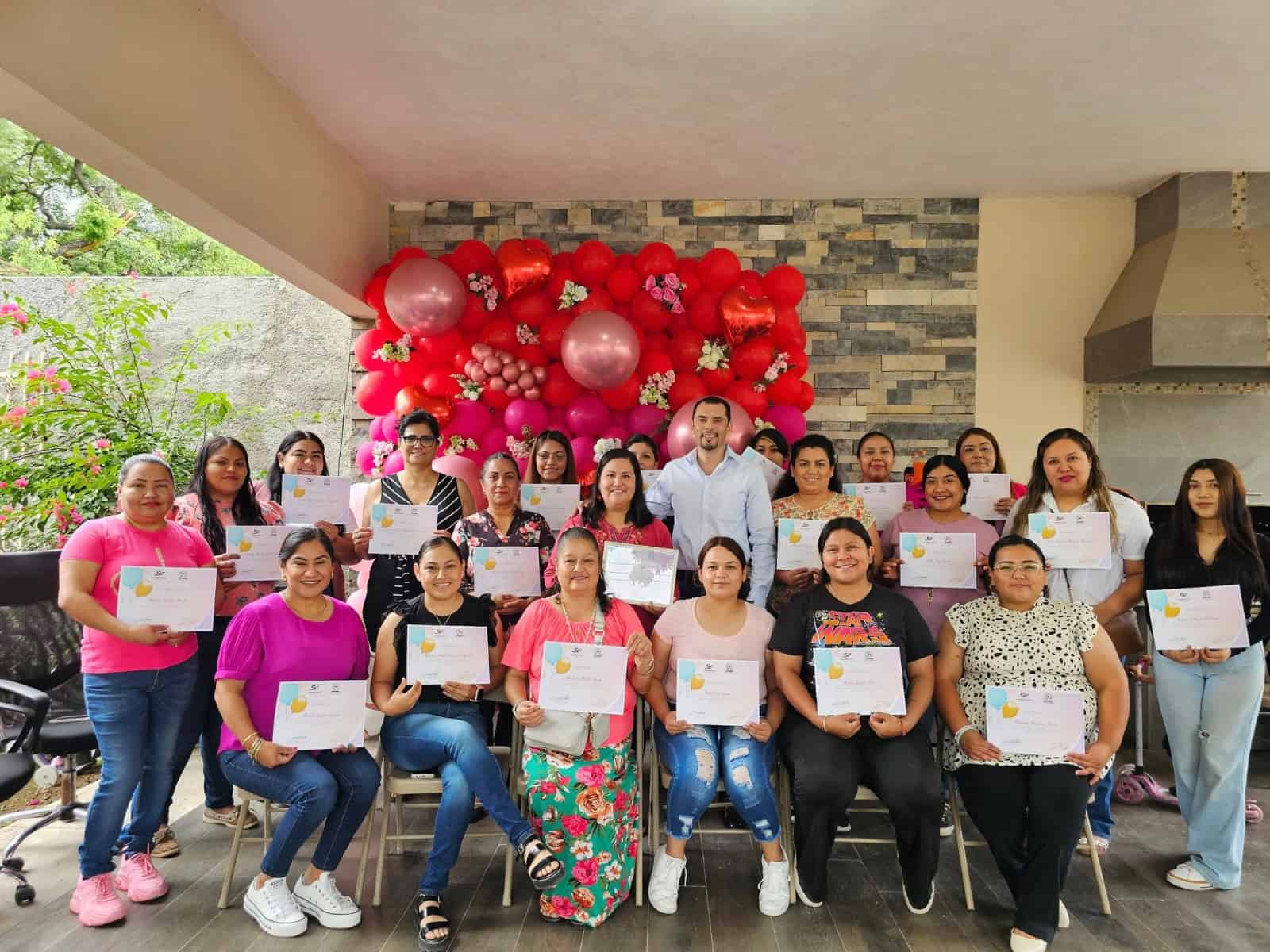 Concluyen curso de decoración con globos en Allende